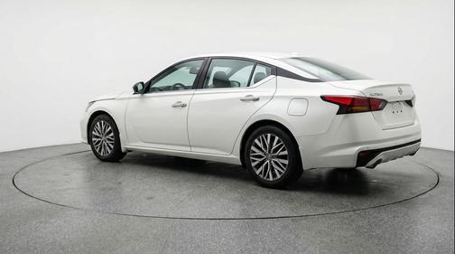 Glacier White 2025 Nissan Altima SV FWD