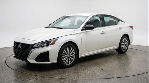 Glacier White 2025 Nissan Altima SV FWD