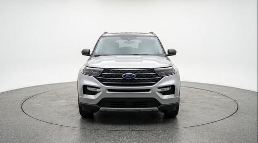 Iconic Silver Metallic 2024 Ford Explorer XLT