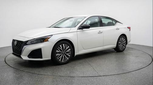 Glacier White 2025 Nissan Altima SV FWD
