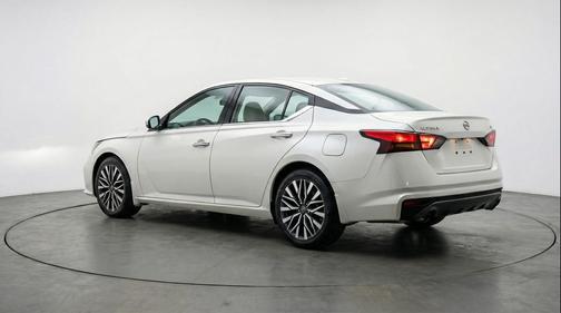 Glacier White 2025 Nissan Altima SV FWD