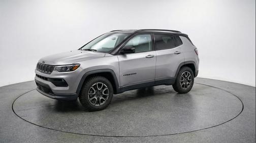 Silver Zynith Metallic Clearcoat 2025 Jeep Compass Trailhawk