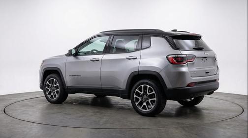 Silver Zynith Metallic Clearcoat 2025 Jeep Compass Trailhawk