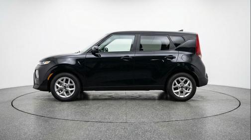 Fusion Black 2025 Kia Soul LX