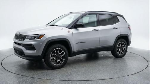 Silver Zynith Metallic Clearcoat 2025 Jeep Compass Trailhawk