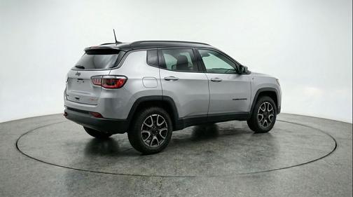 Silver Zynith Metallic Clearcoat 2025 Jeep Compass Trailhawk