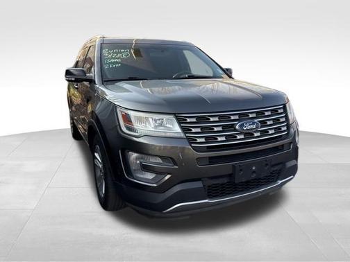 White Platinum Metallic Tri-Coat 2017 Ford Explorer XLT