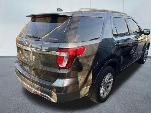 White Platinum Metallic Tri-Coat 2017 Ford Explorer XLT