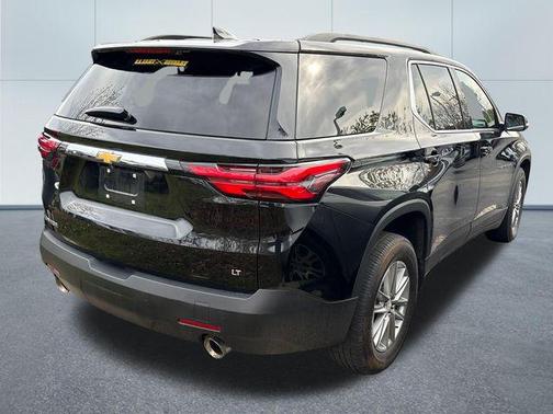 Mosaic Black Metallic 2023 Chevrolet Traverse LT Cloth