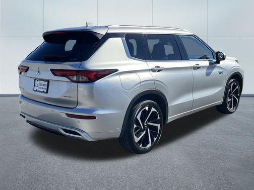 Silver 2024 Mitsubishi Outlander PHEV SEL