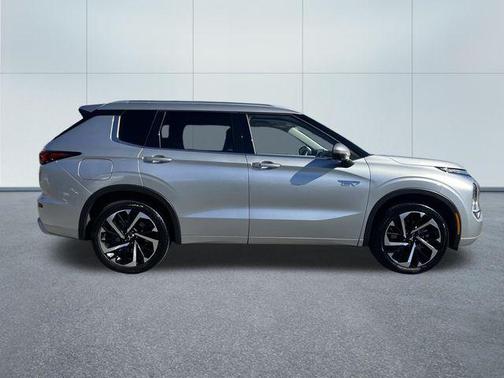 Silver 2024 Mitsubishi Outlander PHEV SEL