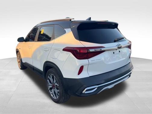 Clear White/Black Roof 2021 Kia Seltos S Turbo