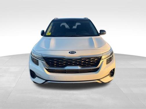 Clear White/Black Roof 2021 Kia Seltos S Turbo