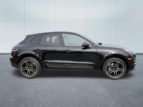 Jet Black Metallic 2021 Porsche Macan Macan