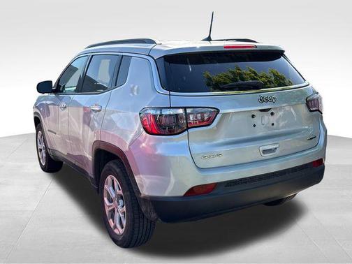 Silver Zynith Metallic Clearcoat 2024 Jeep Compass Latitude