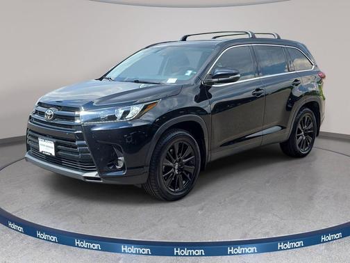 Midnight Black Metallic 2019 Toyota Highlander SE