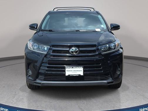 Midnight Black Metallic 2019 Toyota Highlander SE