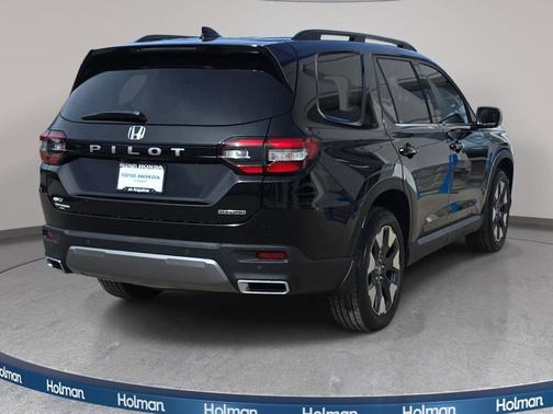 Crystal Black Pearl 2026 Honda Pilot Touring 8-Passenger