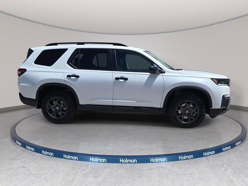 Platinum White Pearl 2026 Honda Pilot TrailSport