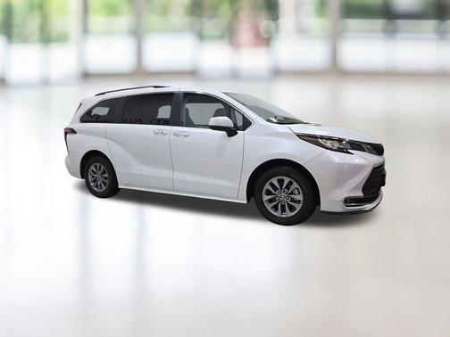 2023 Toyota Sienna XLE 8 Passenger