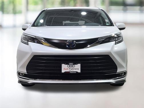 2023 Toyota Sienna XLE 8 Passenger