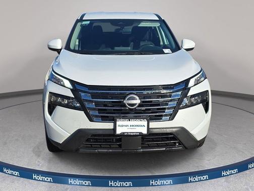 Everest White Pearl 2025 Nissan Rogue SV