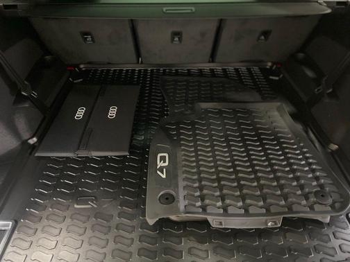 Glacier White 2026 Audi Q7 55 Premium Plus