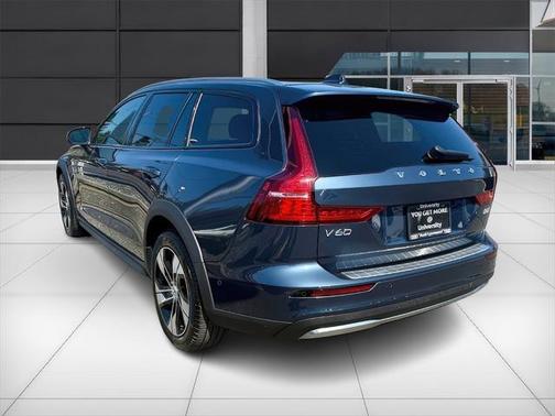 2024 Volvo V60 Cross Country B5 Plus