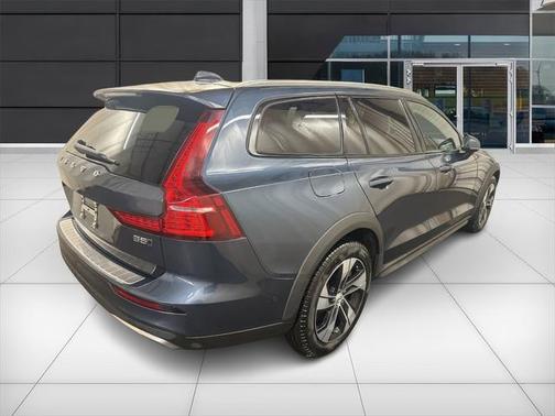 2024 Volvo V60 Cross Country B5 Plus