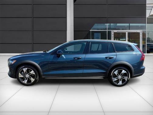 2024 Volvo V60 Cross Country B5 Plus