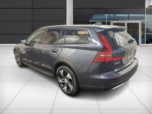 2024 Volvo V60 Cross Country B5 Plus