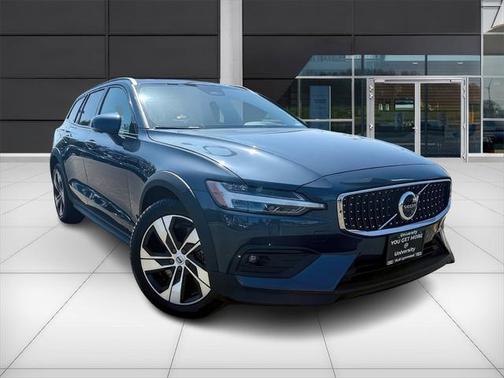 2024 Volvo V60 Cross Country B5 Plus