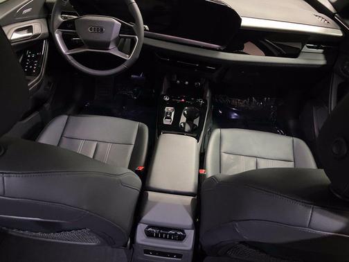 Mythos Black Metallic 2027 Audi Q6 e-tron Premium Plus
