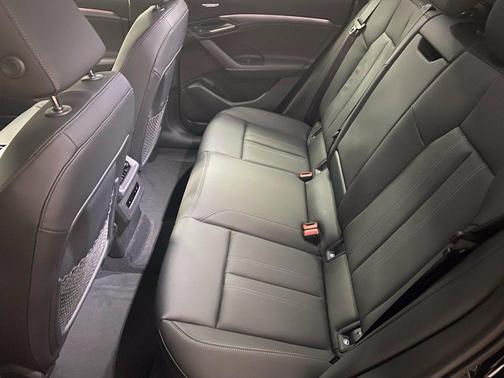 Mythos Black Metallic 2027 Audi Q6 e-tron Premium Plus