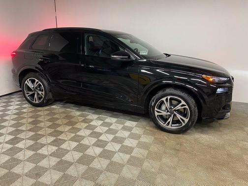 Mythos Black Metallic 2027 Audi Q6 e-tron Premium Plus
