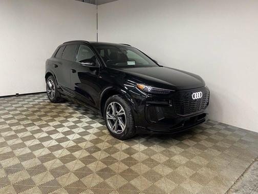Mythos Black Metallic 2027 Audi Q6 e-tron Premium Plus