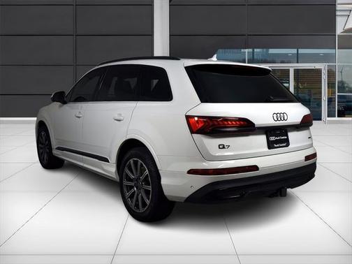 2023 Audi Q7 45 Premium Plus