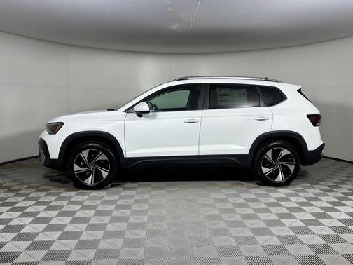 Pure White 2026 Volkswagen Taos 1.5T SE