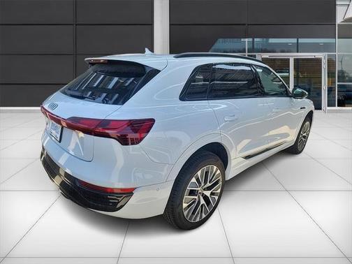 2024 Audi Q8 e-tron Prestige