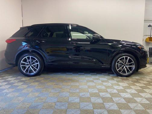 Black Metallic 2026 Audi Q5 2.0T Prestige