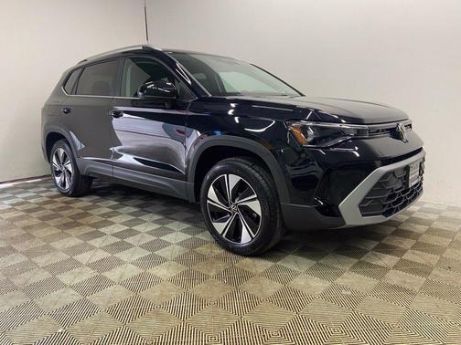 Deep Black Pearl 2026 Volkswagen Taos 1.5T SE