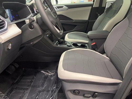 Deep Black Pearl 2026 Volkswagen Taos 1.5T SE