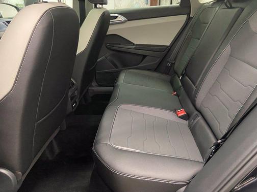 Deep Black Pearl 2026 Volkswagen Taos 1.5T SE