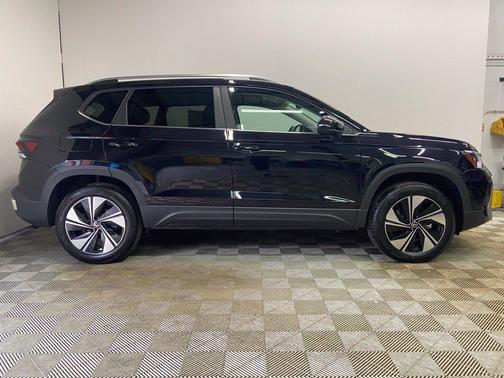 Deep Black Pearl 2026 Volkswagen Taos 1.5T SE