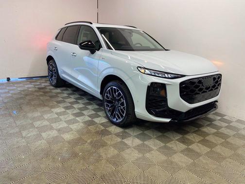 Glacier White Metallic 2026 Audi Q3 S line