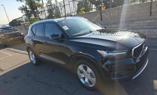 2022 Volvo XC40 T5 Momentum