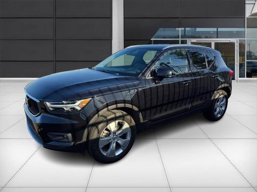 2022 Volvo XC40 T5 Momentum