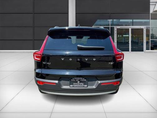 2022 Volvo XC40 T5 Momentum