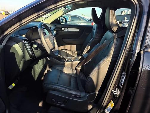 2022 Volvo XC40 T5 Momentum