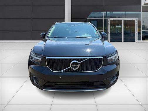 2022 Volvo XC40 T5 Momentum
